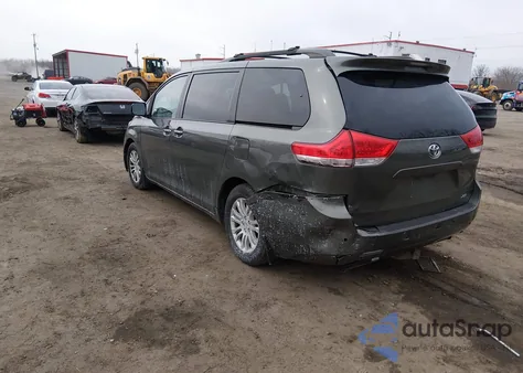 2014 Toyota Sienna Xle V6 8 Passenger z USA, uszkodzony, nr VIN 5TDYK3DC9ES420735